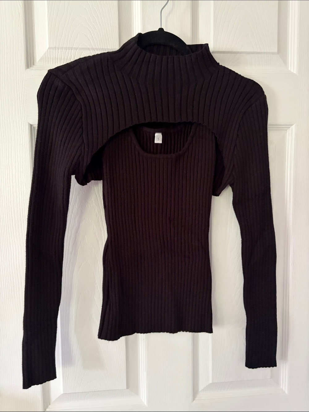 Women's Black Ribbed Long-Sleeve Cutout Crop Top